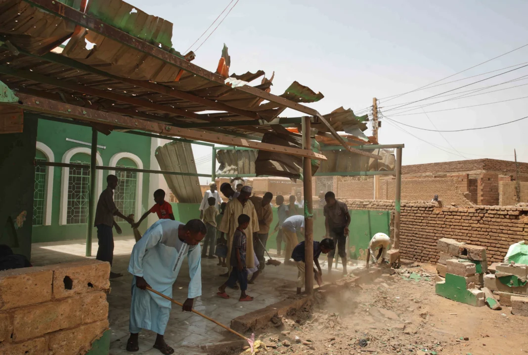 Bâtiment endommagé et habitants dans une zone touchée à Khartoum, au Soudan.