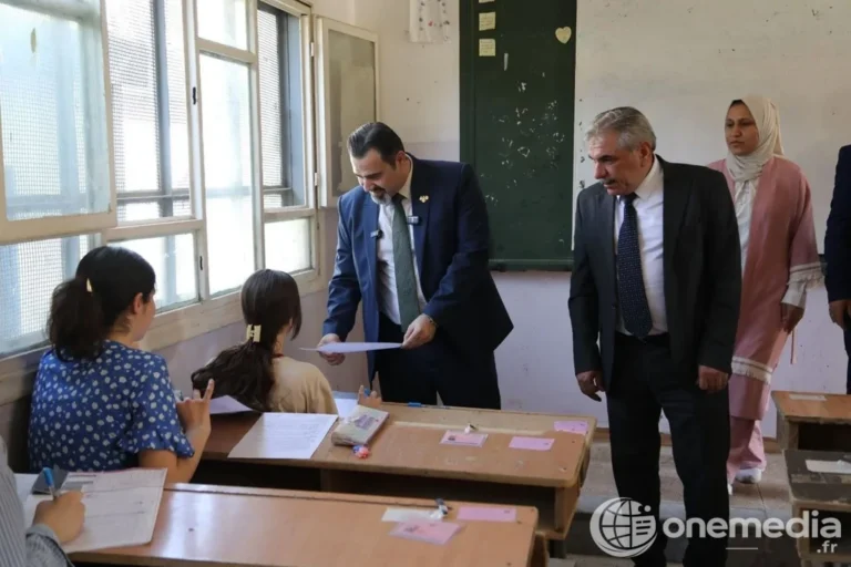 Le ministre syrien de l’Éducation Mohammed Abdel Rahman Turko visite des centres d’examen à Qamichli