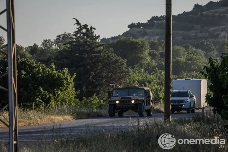 Des véhicules militaires de l’État sioniste dans la région de Qouneitra, en Syrie, en juin 2025.