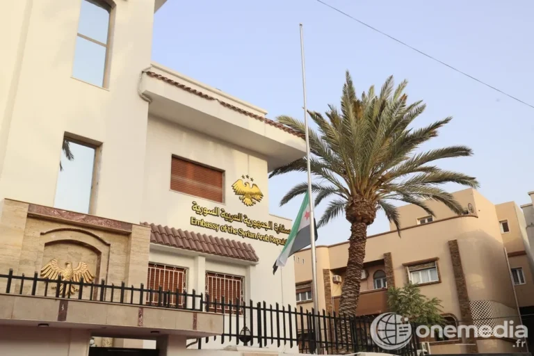 Le bâtiment de l’ambassade de Syrie lors de sa réouverture à Tripoli