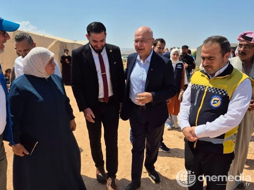 Barham Salih lors d’une visite de camps à Idleb.