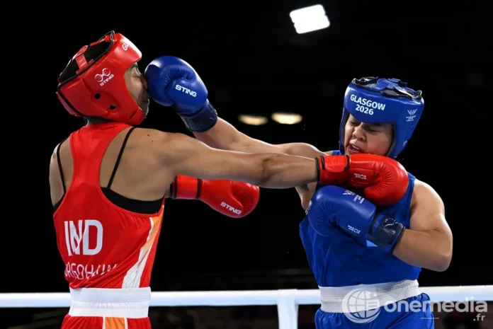 Tarona Taafaki, en bleu, lors de sa demi-finale de boxe aux Jeux du Commonwealth de Glasgow 2026