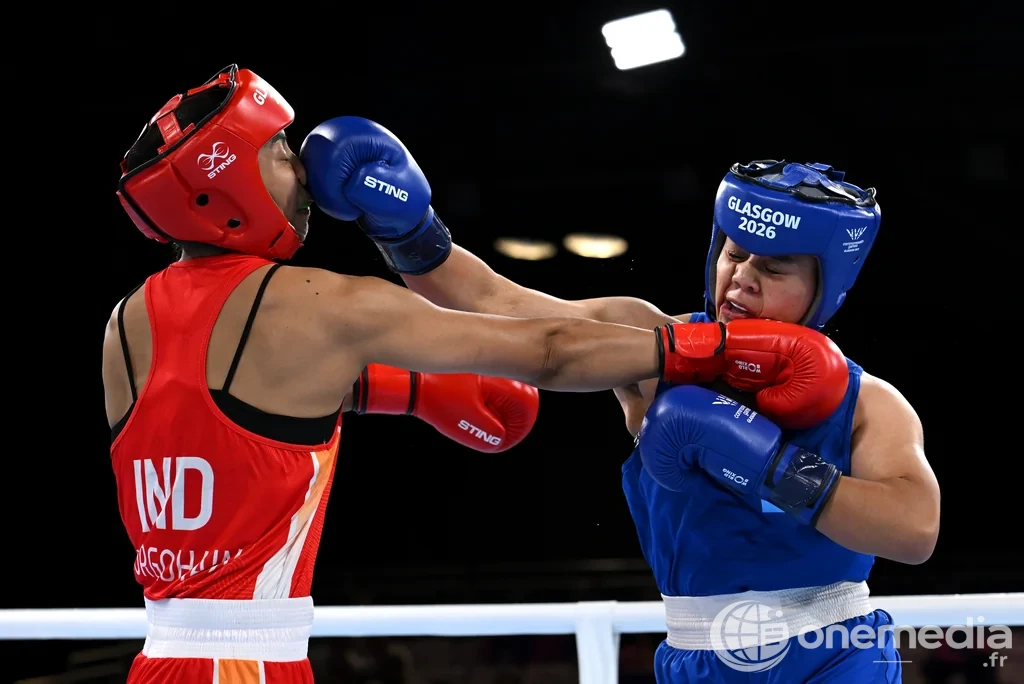 Tarona Taafaki, en bleu, lors de sa demi-finale de boxe aux Jeux du Commonwealth de Glasgow 2026
