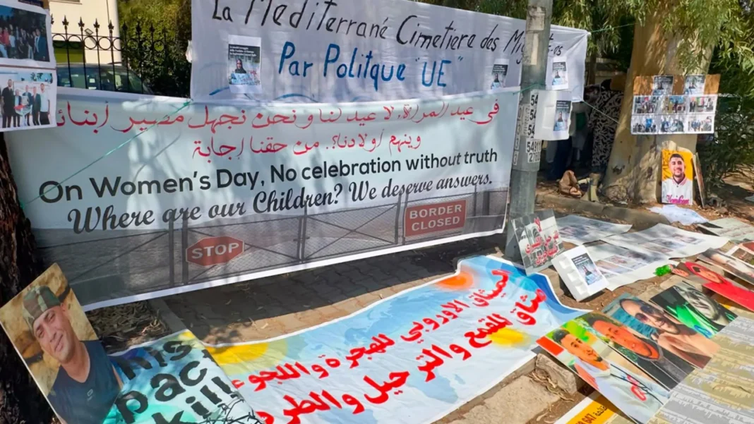 Banderoles et portraits de personnes disparues exposés lors d’un rassemblement à Tunis.