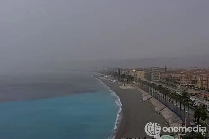 Littoral des Alpes-Maritimes sous un ciel couvert après les intempéries