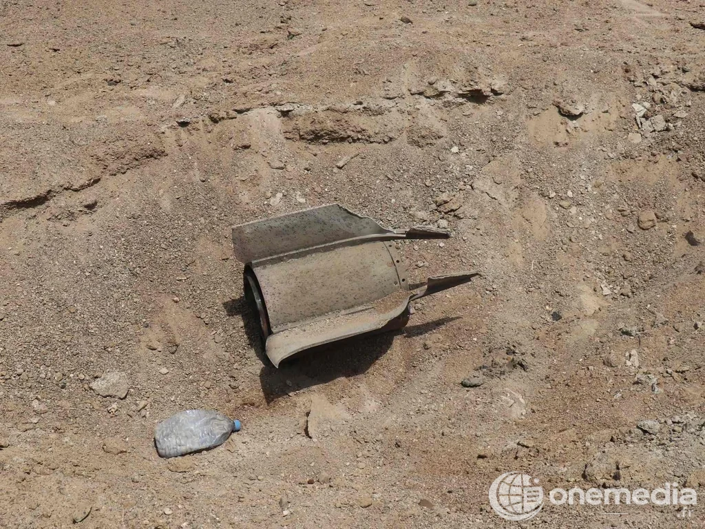 Fragment métallique au sol dans une zone aride du Yémen