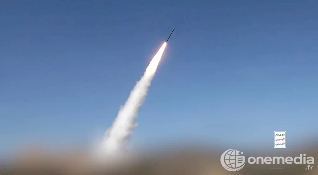 Un missile s'élève dans le ciel en laissant une traînée de fumée.