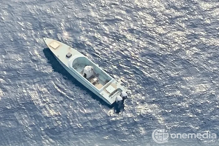 Une vedette rapide vue depuis les airs en pleine mer.