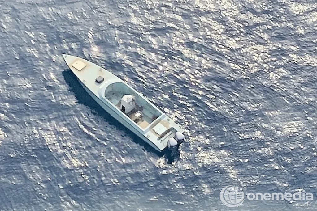 Une vedette rapide vue depuis les airs en pleine mer.