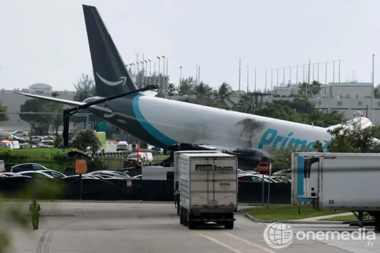Avion-cargo affrété par Amazon après sa sortie de piste à Miami le 6 septembre 2026.