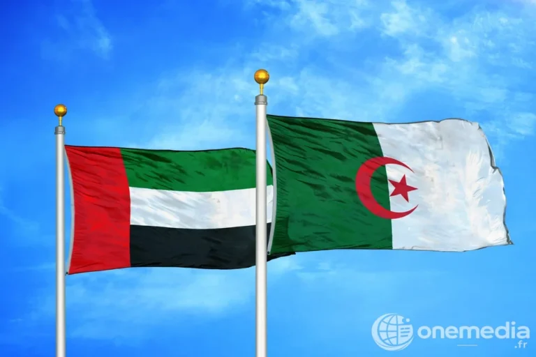 Les drapeaux des Émirats arabes unis et de l'Algérie côte à côte sur des mâts