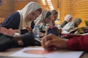 Enfants dessinant autour d’une table lors d’une activité artistique
