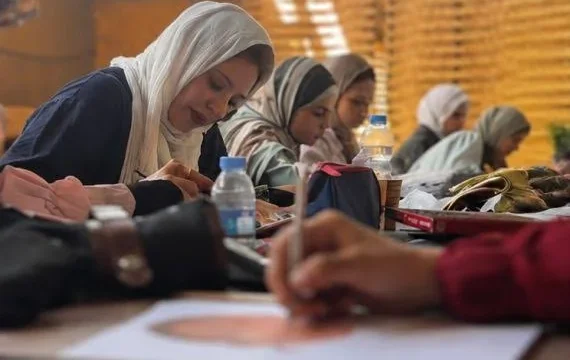 Enfants dessinant autour d’une table lors d’une activité artistique