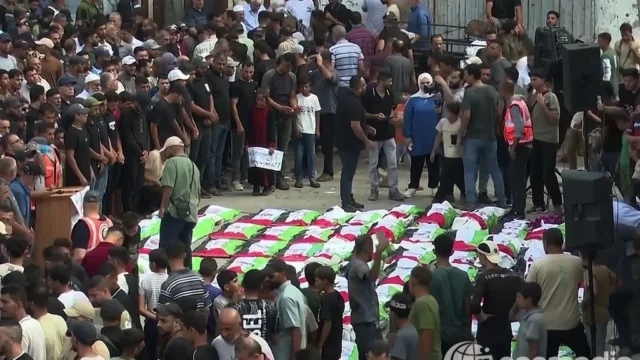 Dépouilles enveloppées dans des linceuls avant leur inhumation à Gaza