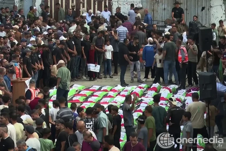 Dépouilles enveloppées dans des linceuls avant leur inhumation à Gaza