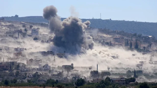 Fumée après une frappe de l’État sioniste près du village d’al-Mansouri, dans le sud du Liban, le 9 septembre 2026.