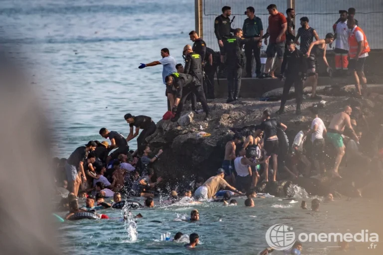 Des migrants tentant de franchir la frontière entre le Maroc et l'enclave espagnole de Ceuta, le 30 juillet 2026