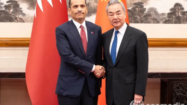 Mohammed ben Abderrahmane Al Thani et Wang Yi lors de leur rencontre à Pékin