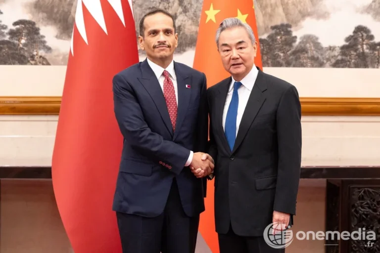 Mohammed ben Abderrahmane Al Thani et Wang Yi lors de leur rencontre à Pékin
