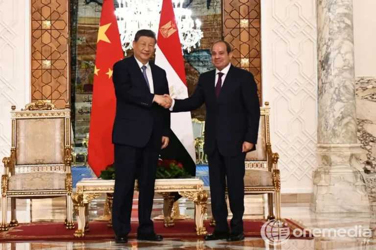 Abdel Fattah al-Sissi accueille Xi Jinping au Caire