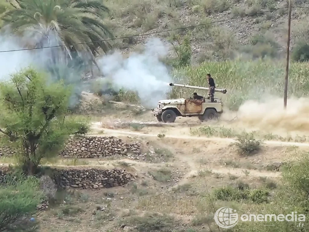 Forces gouvernementales yéménites soutenues par l’Arabie saoudite tirant vers des positions houthies dans la zone d’al-Kadha, à l’ouest de Taëz, le 8 septembre 2026
