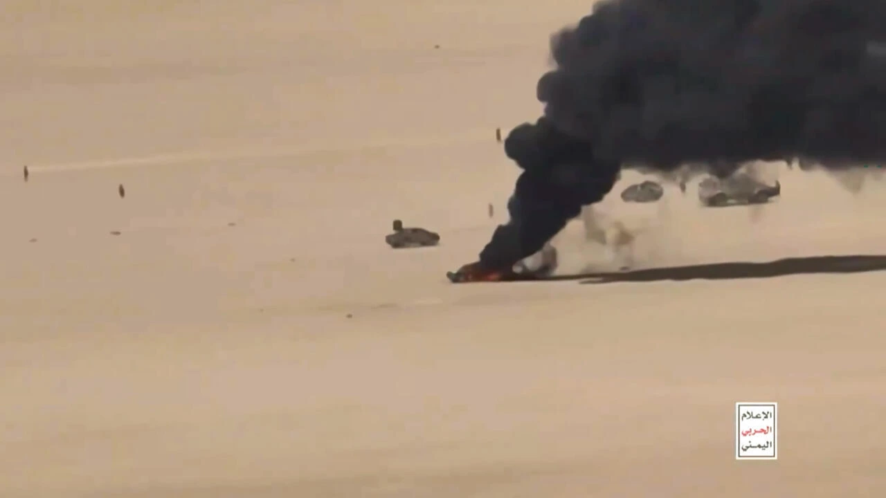Vue aérienne d’un véhicule en feu dans une capture vidéo diffusée par Ansarullah Media Centre.