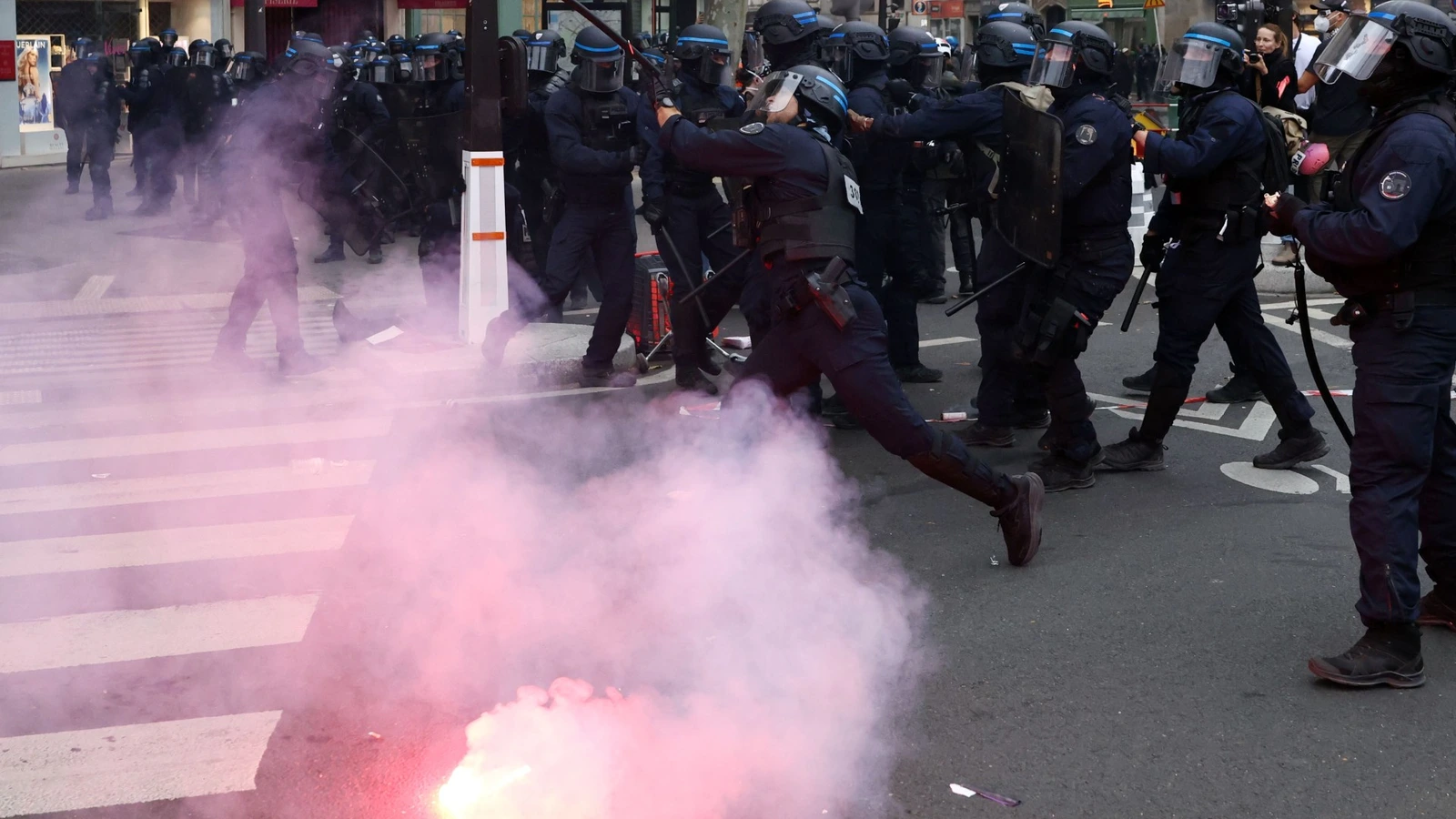 Manifestants et policiers au milieu des gaz lacrymogènes à Paris, le 13 octobre 2026.