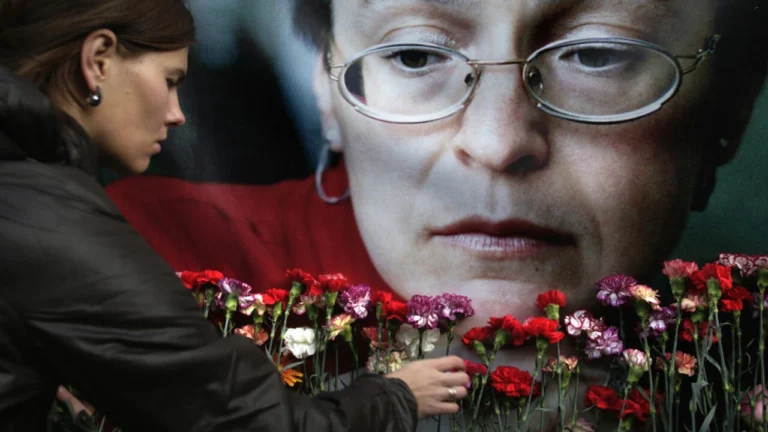 Une femme dépose des fleurs devant un portrait d’Anna Politkovskaïa à Moscou.