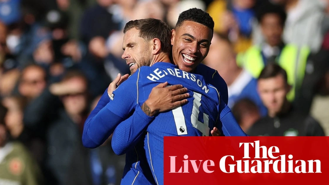 Jordan Henderson célèbre un but de Chelsea avec Morgan Rogers.