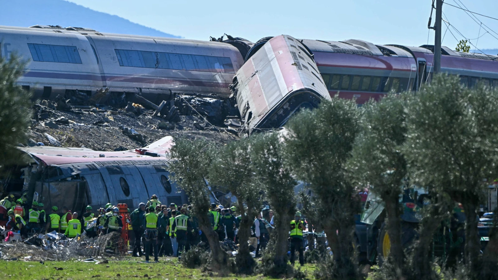 Secouristes à la recherche de victimes après la collision ferroviaire dans la province de Tolède.