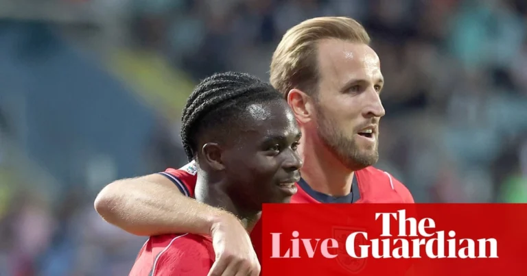 Bukayo Saka et Harry Kane en maillot rouge, Kane passant un bras autour de Saka, avec un bandeau rouge The Guardian Live en bas à droite.