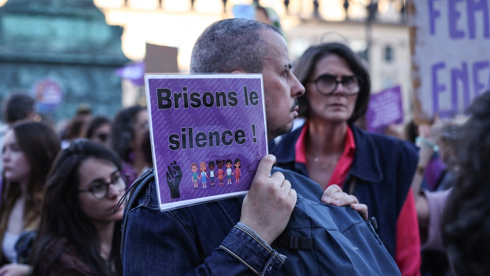 Une personne tient une pancarte appelant à briser le silence lors d’une manifestation contre les violences sexuelles à Paris.