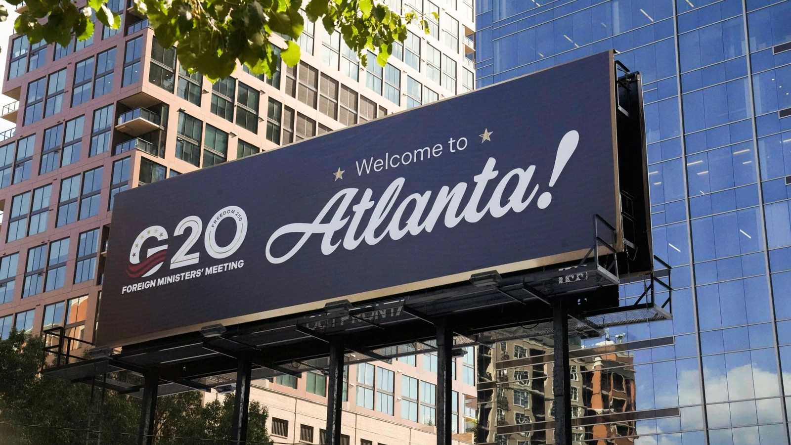 Panneau d’accueil pour la réunion des ministres des Affaires étrangères du G20 à Atlanta.