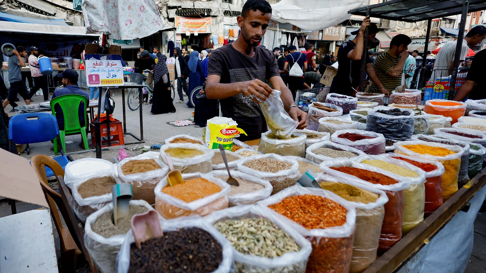 Un marchand palestinien vérifie le chargement de camions de denrées alimentaires commerciales à Hébron.