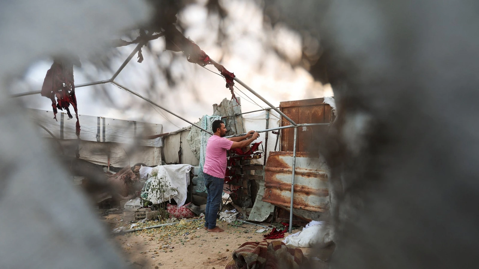 Un Palestinien inspecte le site d’une frappe israélienne sur une tente à Khan Younès.