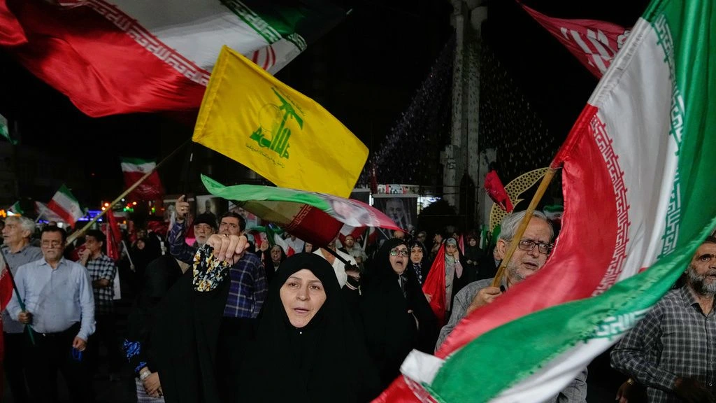Drapeaux de l’Iran et du Hezbollah à Téhéran.