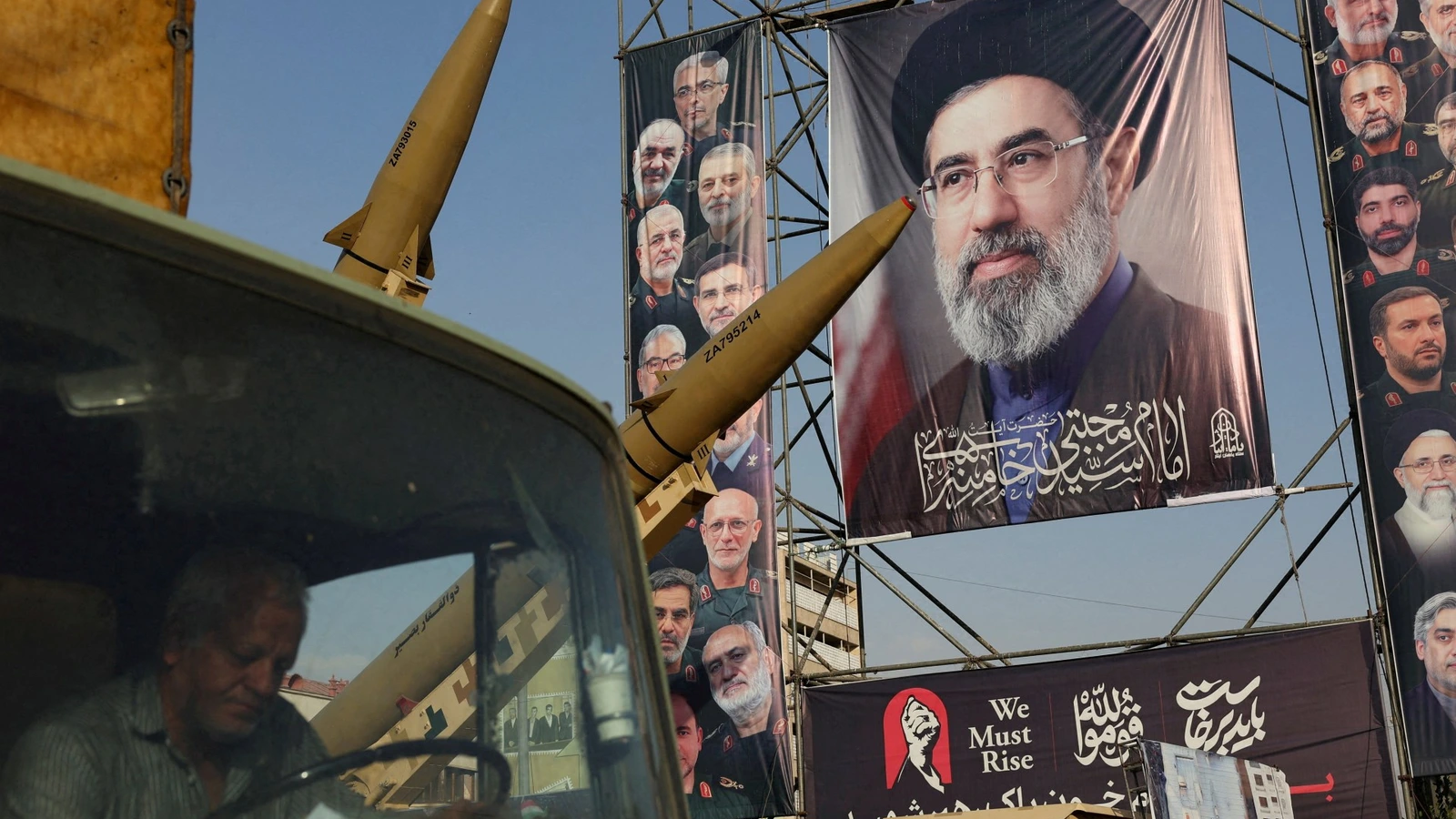 Missiles iraniens exposés dans une rue de Téhéran près d’une affiche représentant Mojtaba Khamenei.