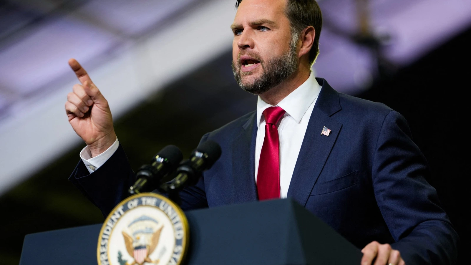 JD Vance prend la parole lors d’un rassemblement de campagne à Monroe, dans le Michigan.