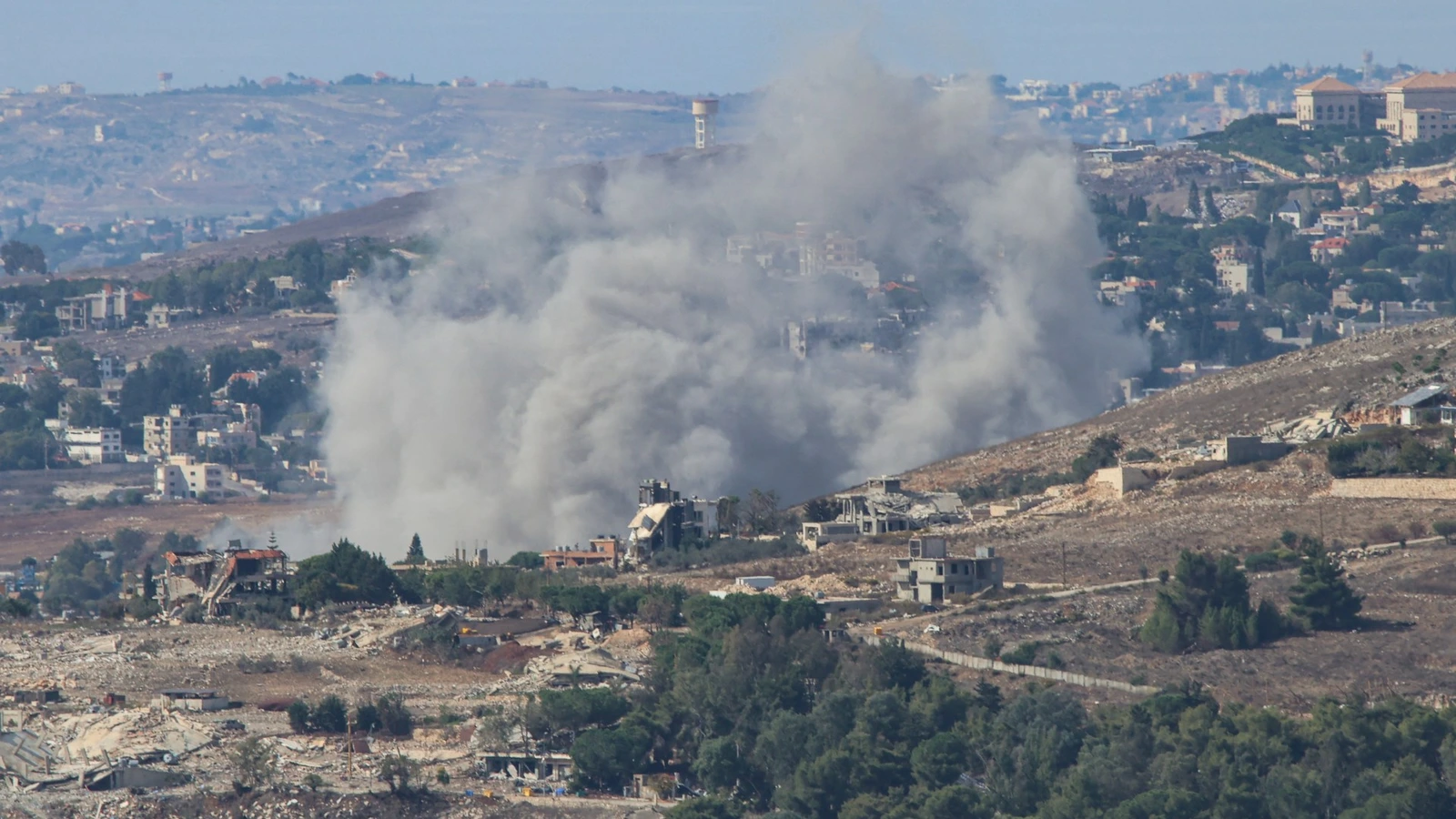 Fumée au-dessus de Kfar Tibnit après une frappe israélienne, vue depuis le secteur de Marjeyoun.