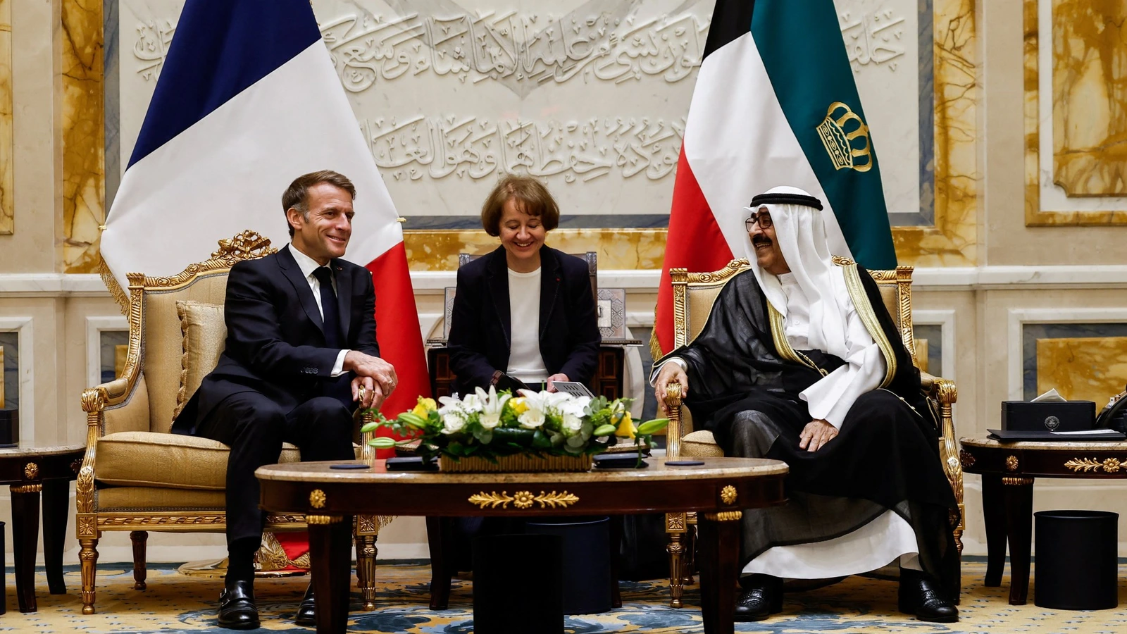 Emmanuel Macron rencontre l’émir du Koweït, cheikh Mechaal Al-Ahmad Al-Jaber Al-Sabah, au palais Bayan.