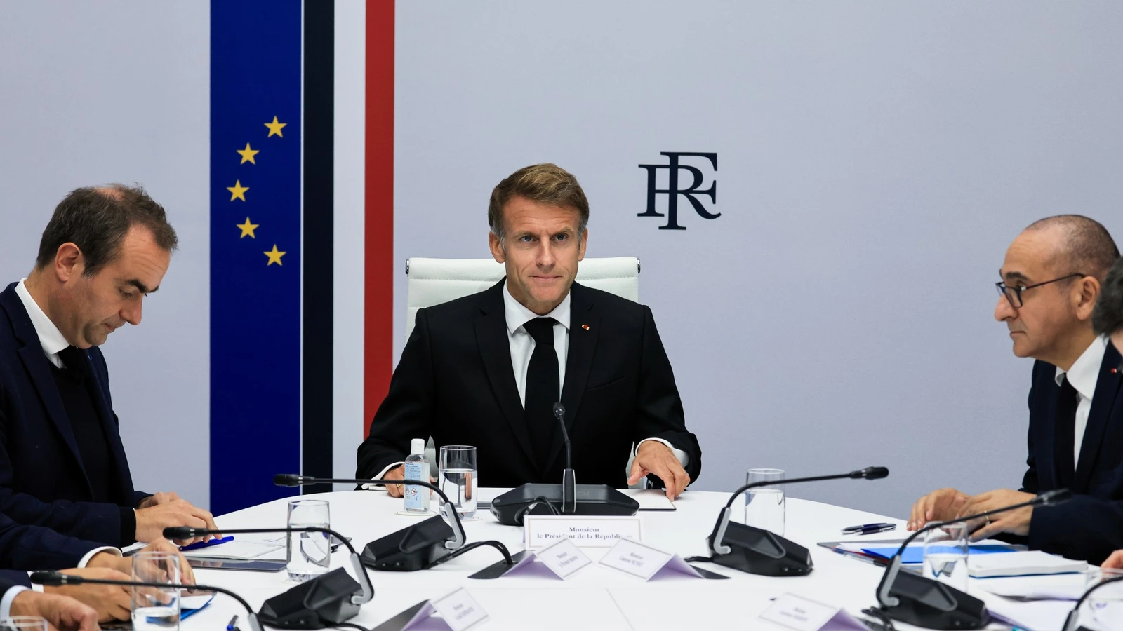 Emmanuel Macron lors d’une réunion interministérielle de crise à l’Élysée, le 18 octobre 2026.