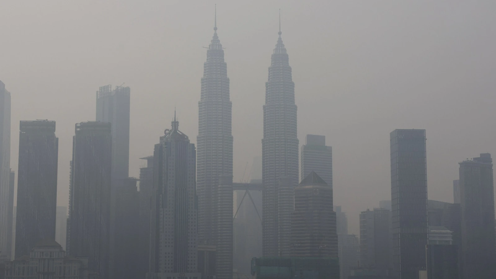 Panorama de Kuala Lumpur enveloppé de fumées provenant d’incendies régionaux.
