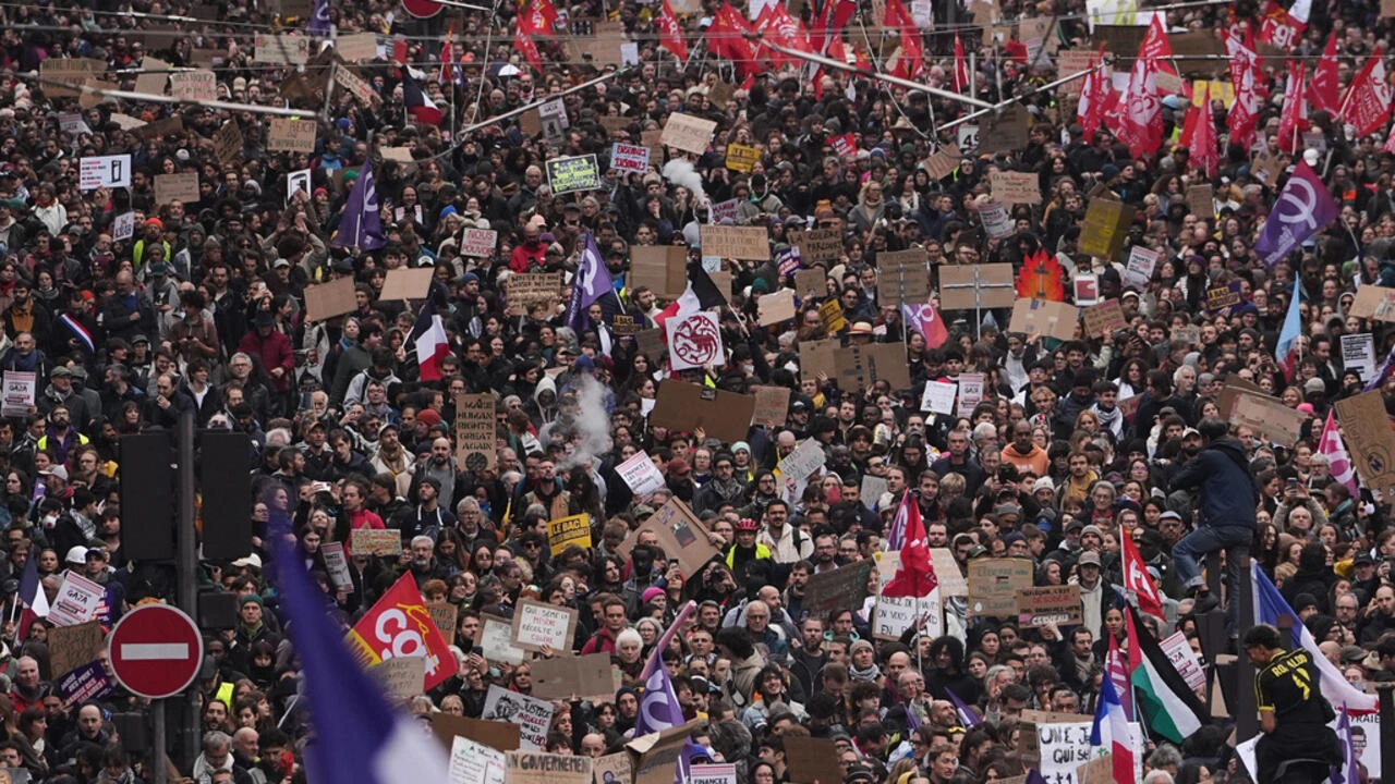 Manifestants défilant à Paris contre la hausse du coût de la vie le 24 octobre 2026.