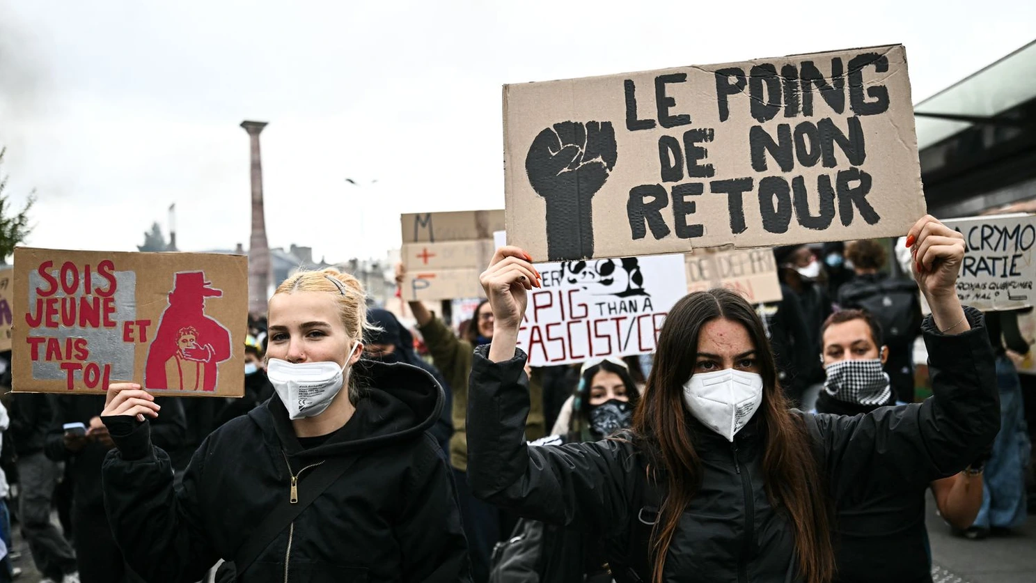 Des manifestants dans les rues de Bordeaux le 17 octobre 2026.