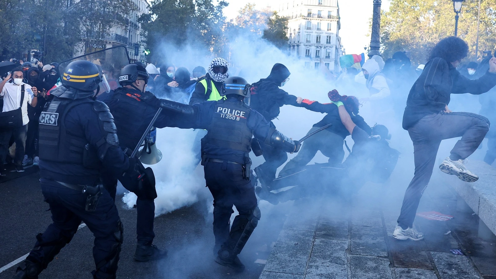 Policiers en tenue antiémeute face à des manifestants à Paris le 8 octobre 2026.