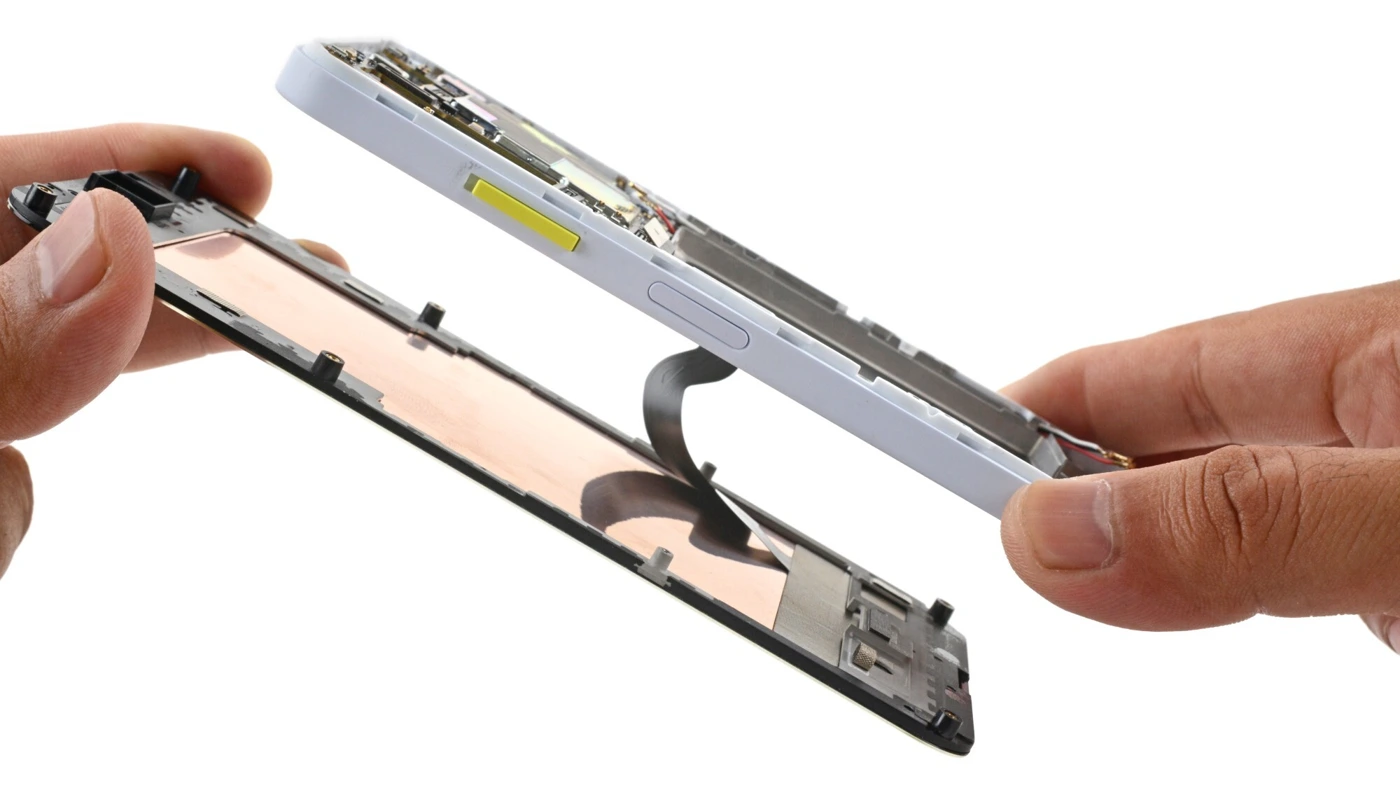 Écran du Fairphone 6 écarté du châssis et encore relié par une nappe.