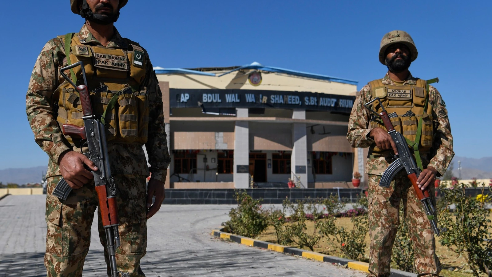 Soldats pakistanais montant la garde dans une école militaire à Wana, au Sud-Waziristan.