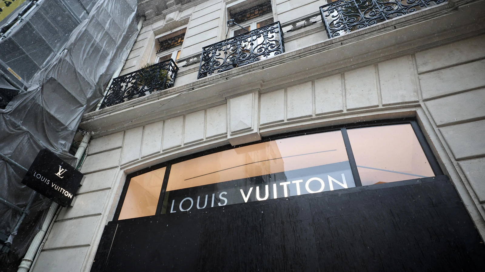 Protection des vitrines de boutiques de luxe en France avant de nouvelles manifestations.