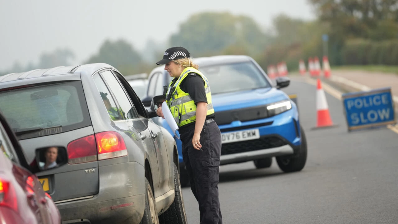 Policiers à un point de contrôle près de la base aérienne RAF Fairford, au Royaume-Uni.