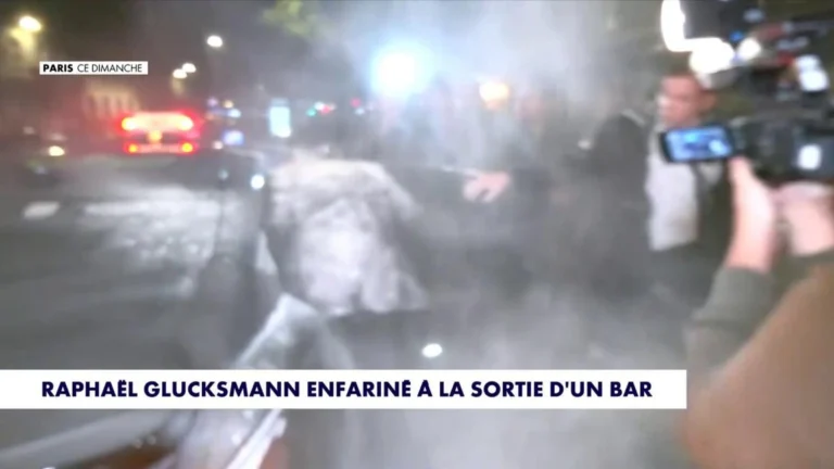 Raphaël Glucksmann enfariné à la sortie d’un bar parisien après sa victoire à la primaire.